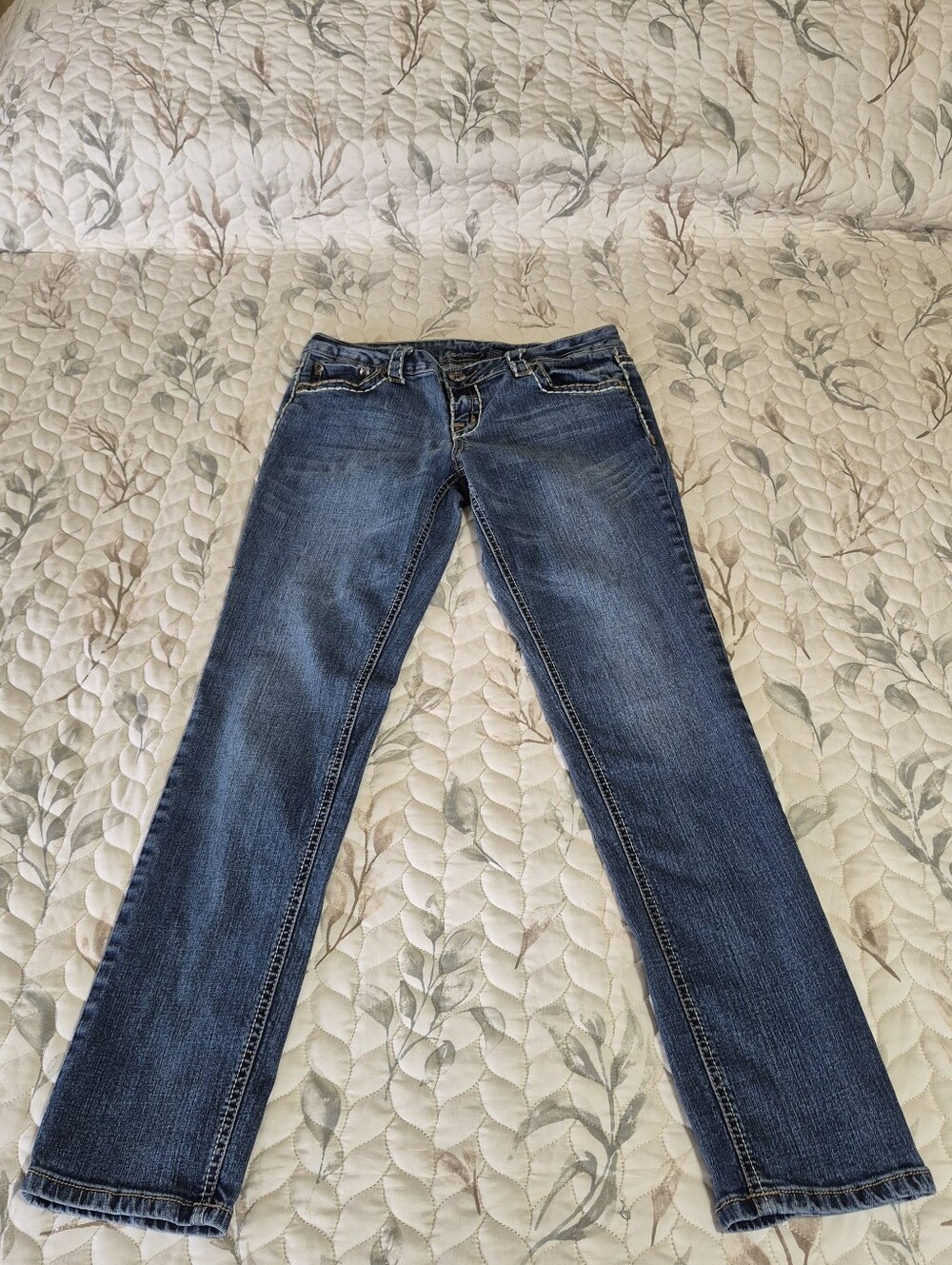 ZCO Premium Juniors's Straight Leg Jeans in Medium Blue Wash - Picture 2 of 10